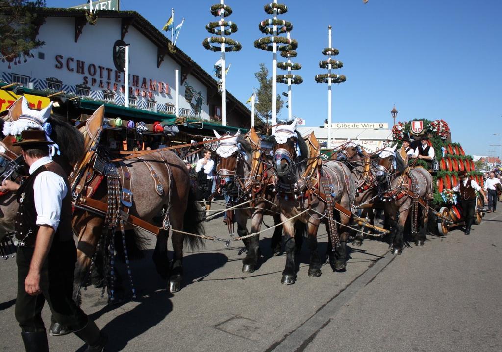 Una de los preciosos carros que participan en la cabalgata