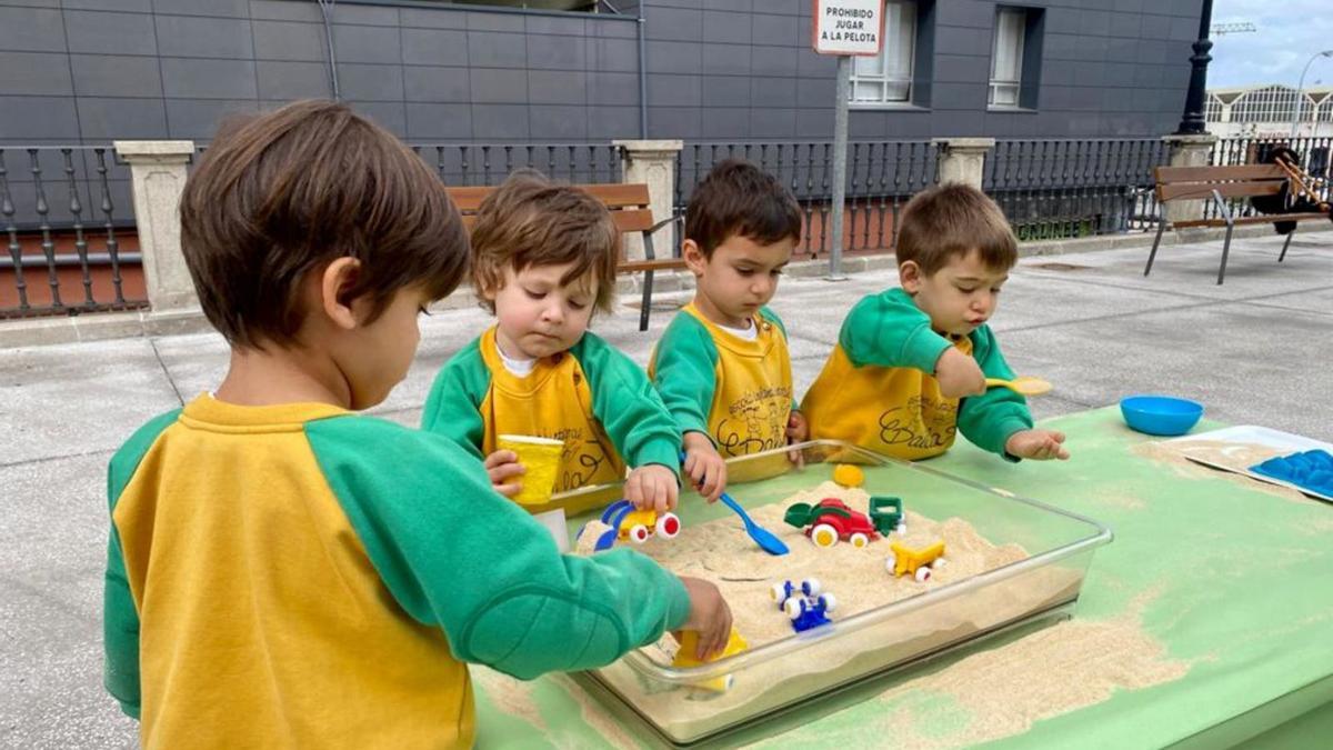 Los más pequeños inauguran la plaza de Ponteporto | FDV