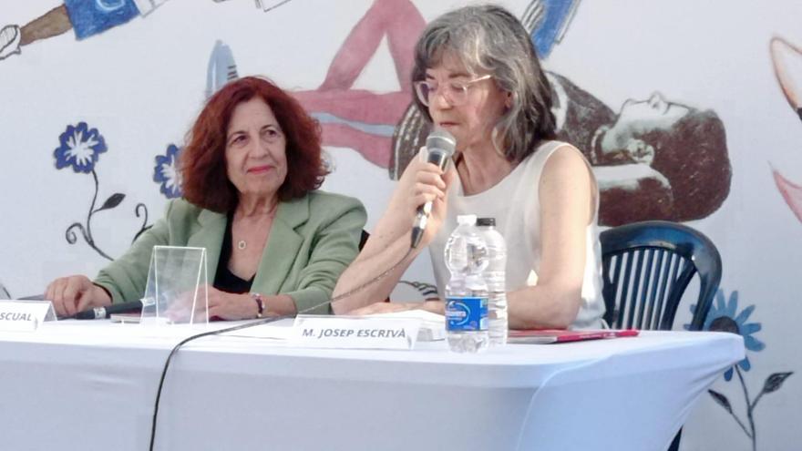 Teresa Pascual, a la izquierda, en la Fira del Llibre con la también gandiense Maria Josep Escrivà