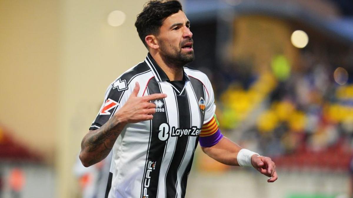 El capitán del Castellón, Alberto Jiménez, celebra su gol ante el Andorra.