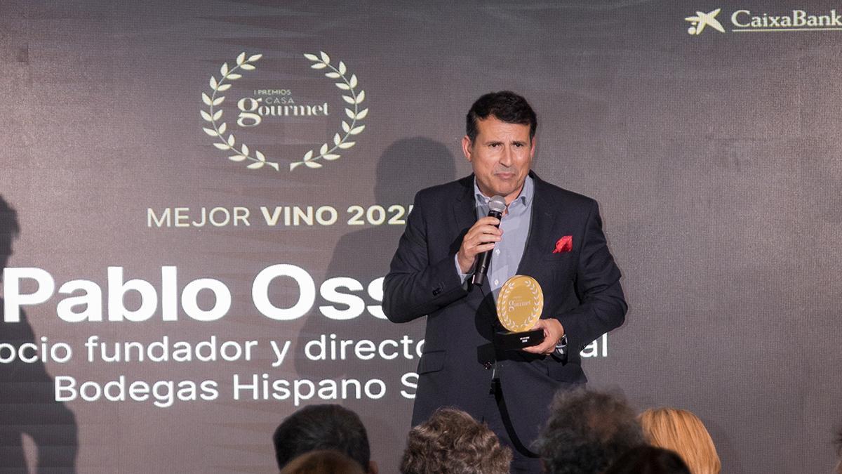 Pablo Ossorio, enólogo y socio fundador de Bodegas Hispano+Suizas, recoge el premio al Mejor Vino 2025 por Bassus.