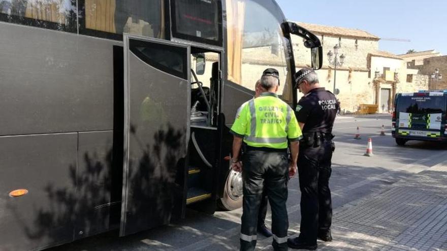 La Guardia Civil y la Policía Local de Córdoba inspeccionan los autobuses de servicio turístico