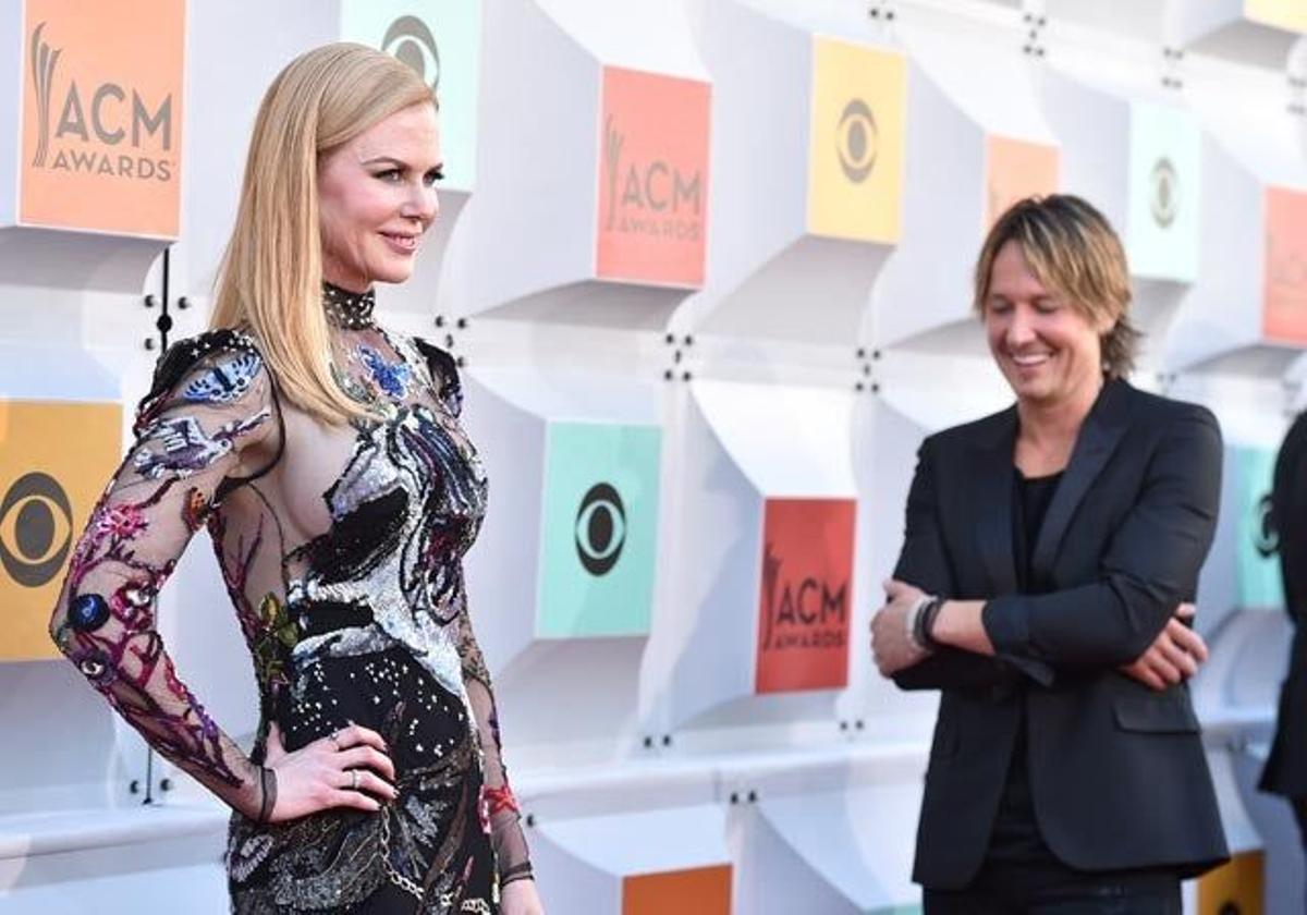 Keith Urban mira a su mujer Nicole Kidman en la alfombra roja de los ACM Awards 2016.