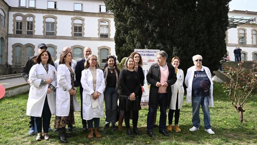 Representantes de los colectivos, profesionales sanitarios y autoridades, ayer ante el Hospital Provincial de                      Pontevedra. |   // RAFA VÁZQUEZ