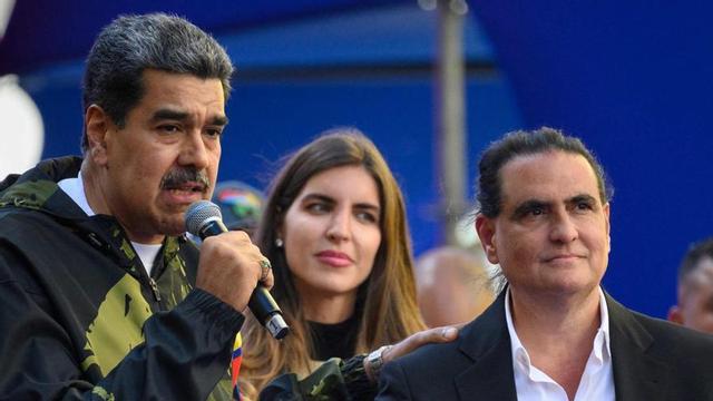 Nicolás Maduro al costat d’Álex Saab, el gener del 2024 en un acte a Caracas. | GABRIELA ORAA / AFP