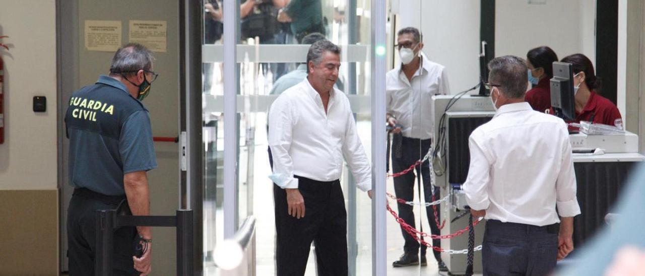 Enrique Ortiz a su llegada a la Audiencia, en una imagen de archivo