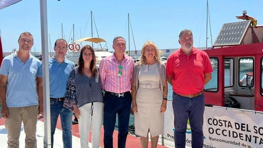 Un operario recoge una caja de madera en alta mar en una de las embarcaciones ‘quitanatas’.