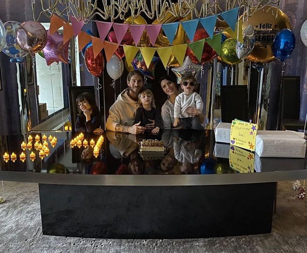 Sergio Ramos celebra su cumpleaños desde casa en familia, con Pilar Rubio embarazada y sus tres hijos