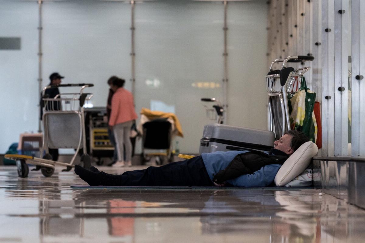 12/05/2025 Un hombre tumbado en el suelo en la T4 del Aeropuerto Adolfo Suárez-Madrid Barajas, a 12 de mayo de 2025, en Madrid (España). Varios centenares de personas sin hogar viven y pernoctan en las instalaciones del Aeropuerto Adolfo Suárez-Madrid Barajas. Las denuncias de inseguridad e insalubridad están provocando un cruce de enfrentamientos entre el Ayuntamiento de la capital y el Gobierno regional contra el Ejecutivo, a través de Aena. El sindicato Alternativa Sindical Aena/Enaire (Asae) puso una denuncia por la existencia de insectos en la Terminal 4 que han causado picaduras a varios trabajadores. POLITICA Diego Radamés - Europa Press
