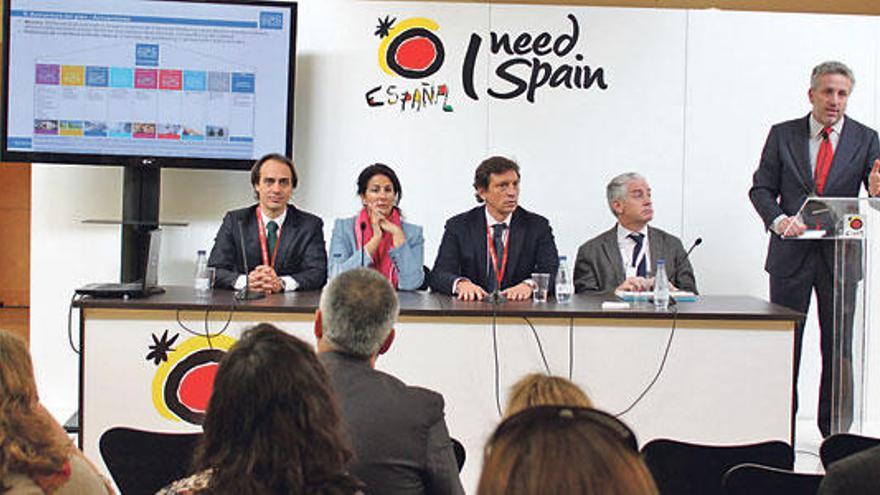 Álvaro Gijón, Isabel Borrego, Mateu Isern, Manuel Butler y Pedro Homar ayer en Fitur.