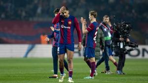 Araujo y De Jong durante un encuentro