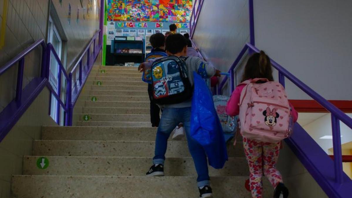 Niños camino de las aulas en un colegio de O Salnés.