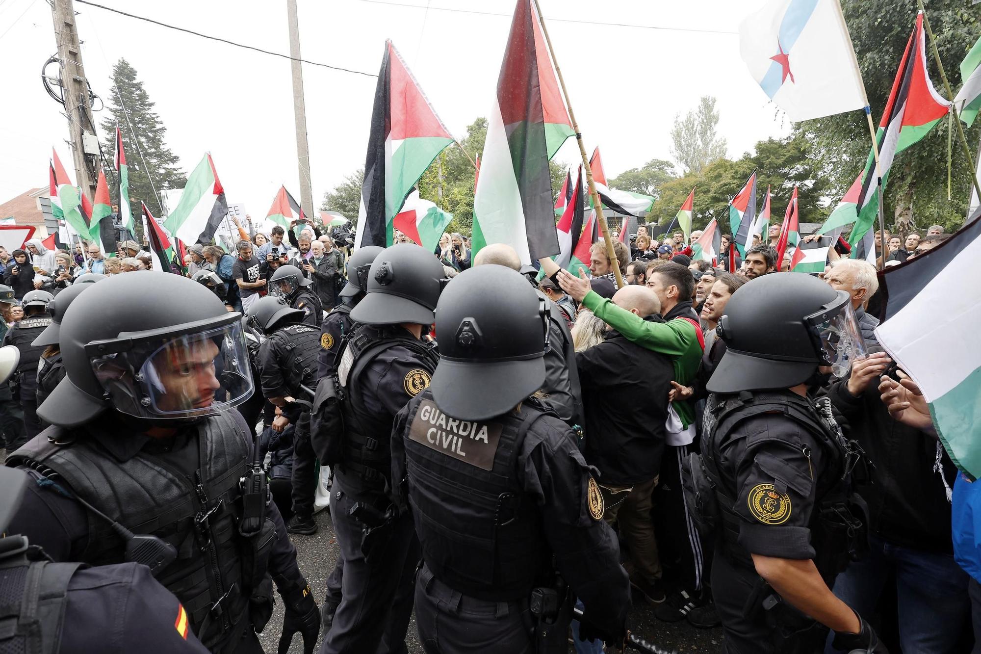 Concentraciones contra el equipo de Israel por el genocidio en Gaza durante el paso de La Vuelta por Pontevedra