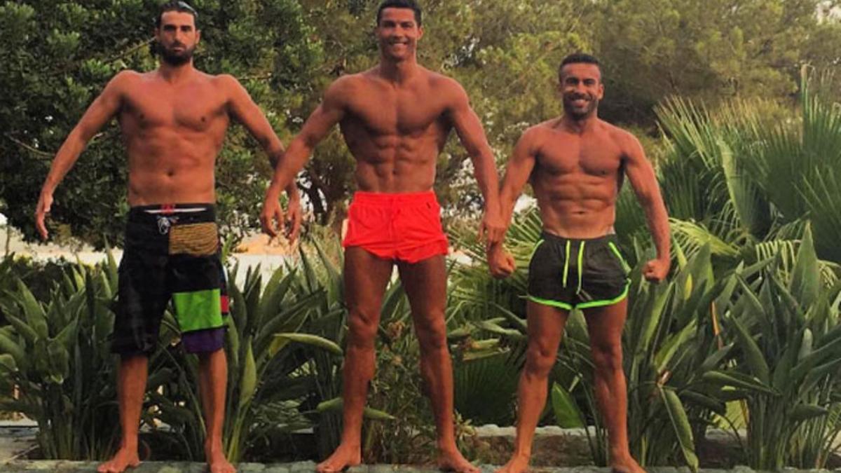 Cristiano Ronaldo, con unos amigos