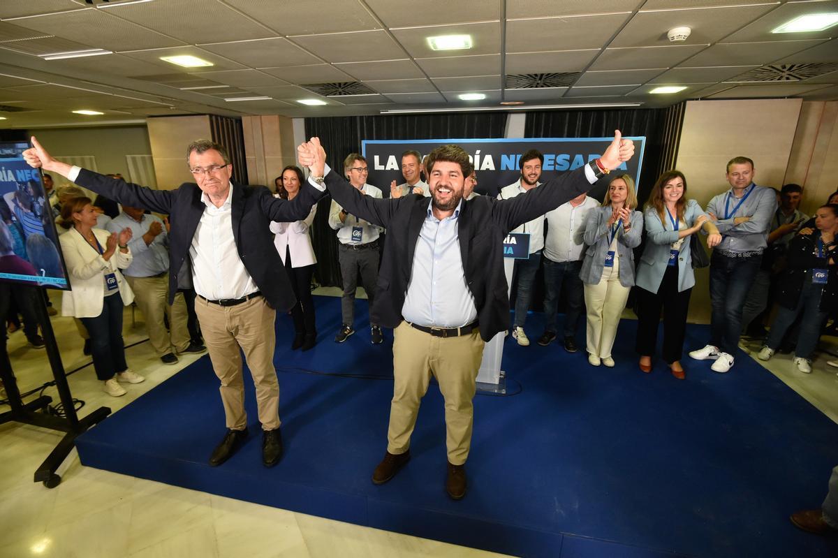 El presidente del PP de la Región de Murcia y candidato a la Presidencia de la Comunidad Autónoma, Fernando López Miras (d), y el candidato del Partido Popular a la Alcaldía de Murcia, José Ballesta (i), durante el seguimiento de la jornada electoral El presidente del PP de la Región de Murcia y candidato a la Presidencia de la Comunidad Autónoma, Fernando López Miras (d), y el candidato del Partido Popular a la Alcaldía de Murcia, José Ballesta (i), durante el seguimiento de la jornada electoral