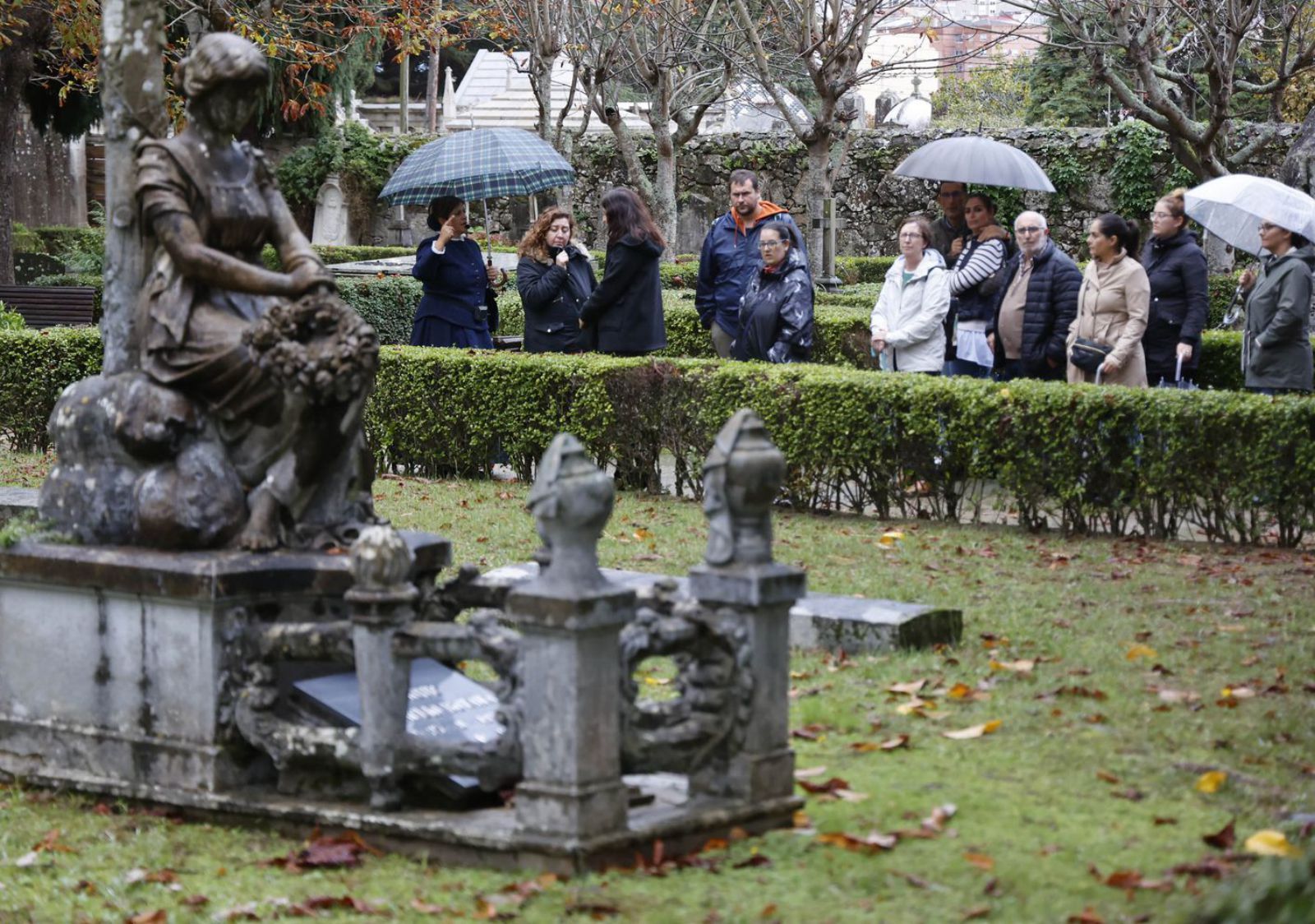 Visita a la tumba de Heraclio
 Botana en Pereiró de la mano
 de Concepción Arenal. | / FOTOS: ALBA VILLAR