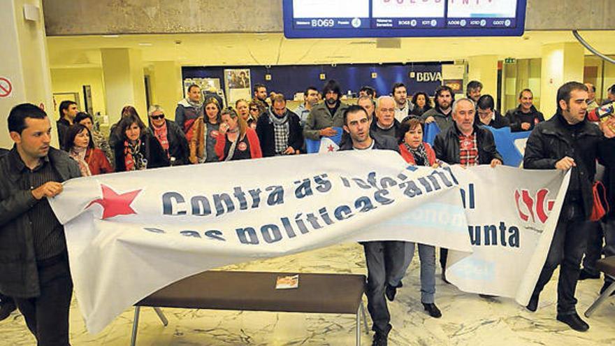 Momento en el que los delegados entran en la oficina del BBVA.  // Gustavo Santos