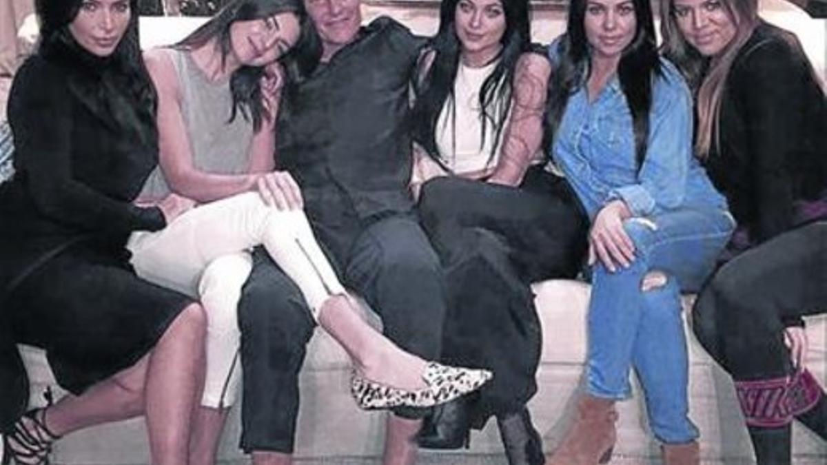 Bruce Jenner, con sus hijas e hijastras. Al lado, portada de la revista 'In Touch' que imaginó su cambio de sexo.