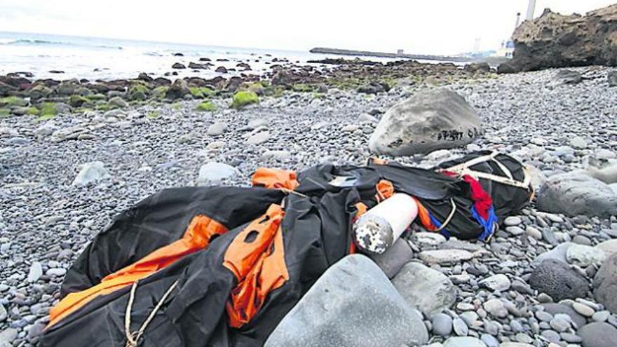 Seis inmigrantes llegan a la costa de La Laja en una lancha hinchable