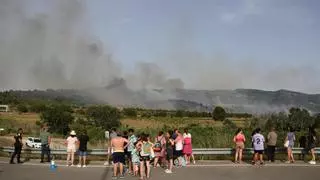 Controlat l’incendi de Montblanc que va obligar a tallar l’alta velocitat i a evacuar 2.000 persones d’un càmping