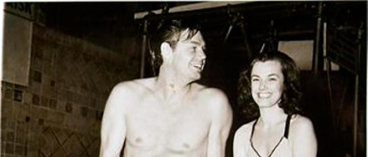 Eleanor Holm junto a Johnny Weissmuler, su amigo y compañero en el Aquacade, espectácuo acuático que dirigía su marido Bill Rose.