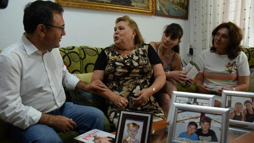 Miguel Ángel Heredia conversando con vecinas.