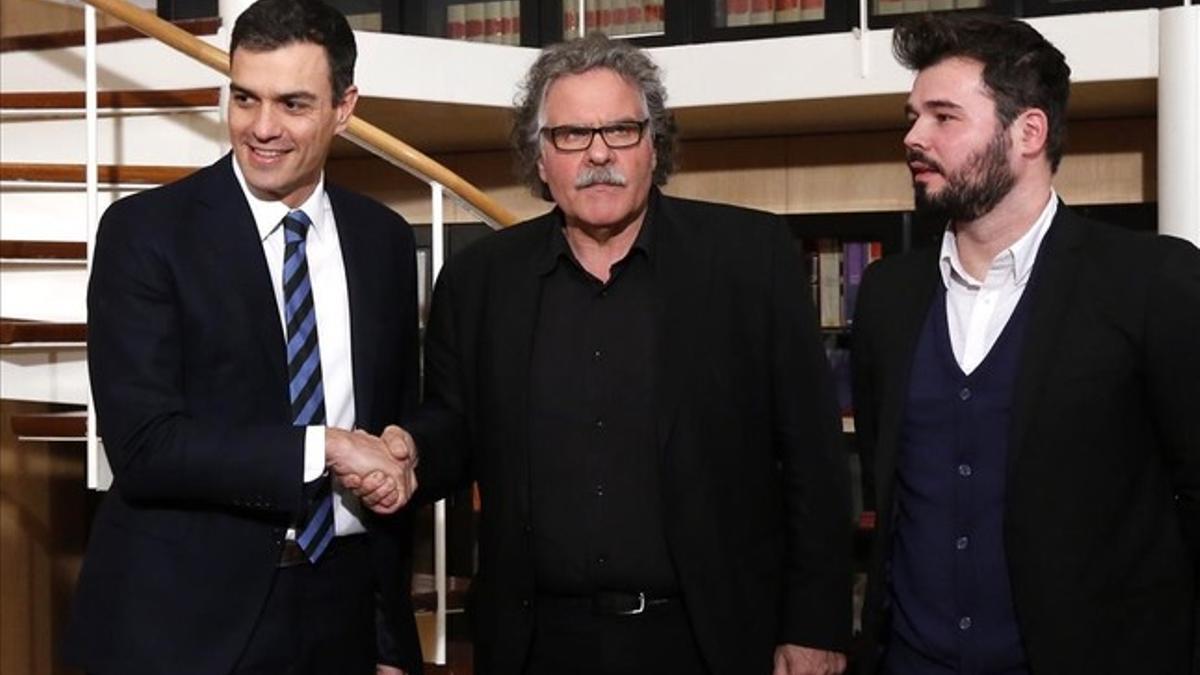 Pedro Sánchez junto a los portavoces de ERC en el Congreso, Joan Tardà y Gabriel Rufián, este martes.