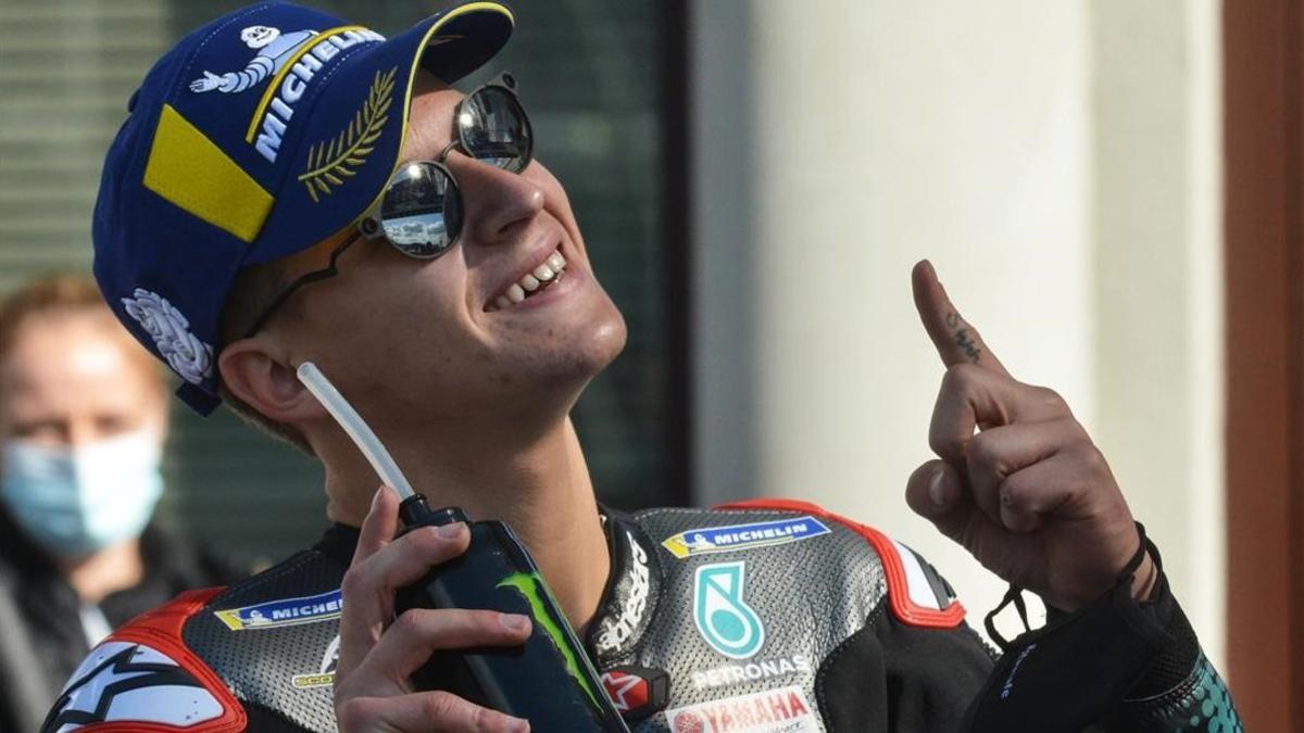 Fabio Quartararo (Yamaha) celebra, mirando al cielo, su tercera 'pole' de la temporada.