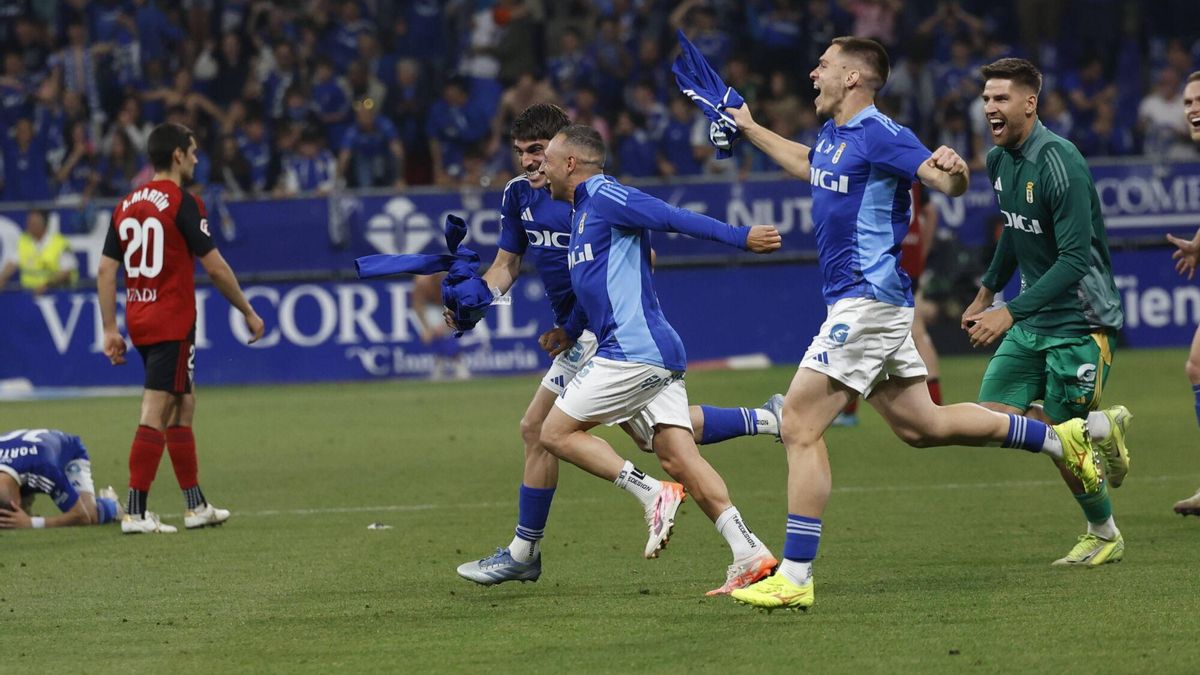 Cazorla salta al campo para celebrar.