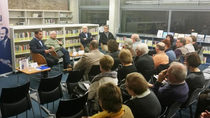 La taula rodona a la biblioteca calongina.