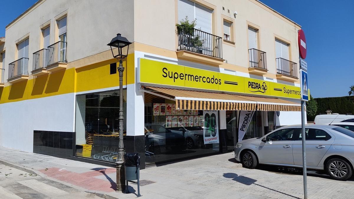 Fachada del supermercado Piedra en Encinarejo.