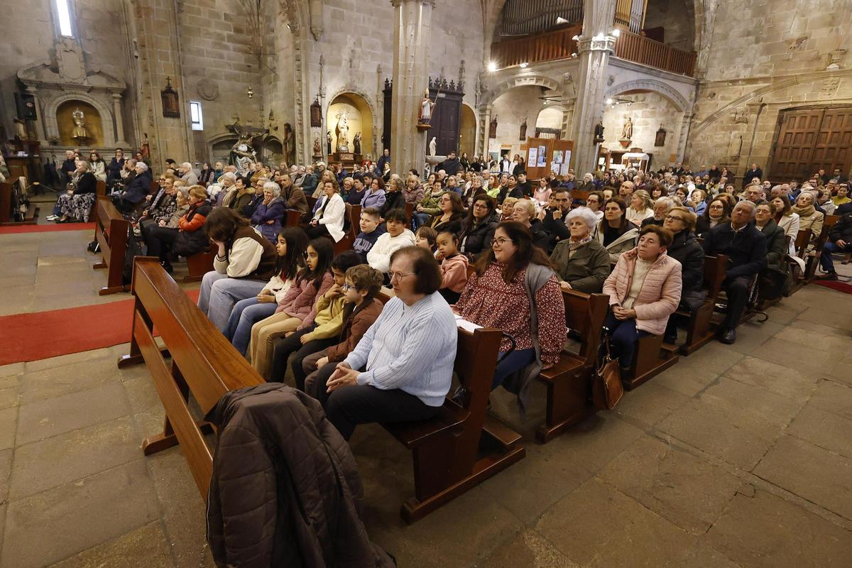 Numerosos fieles llenaron la basílica en el oficio del Jueves Santo.