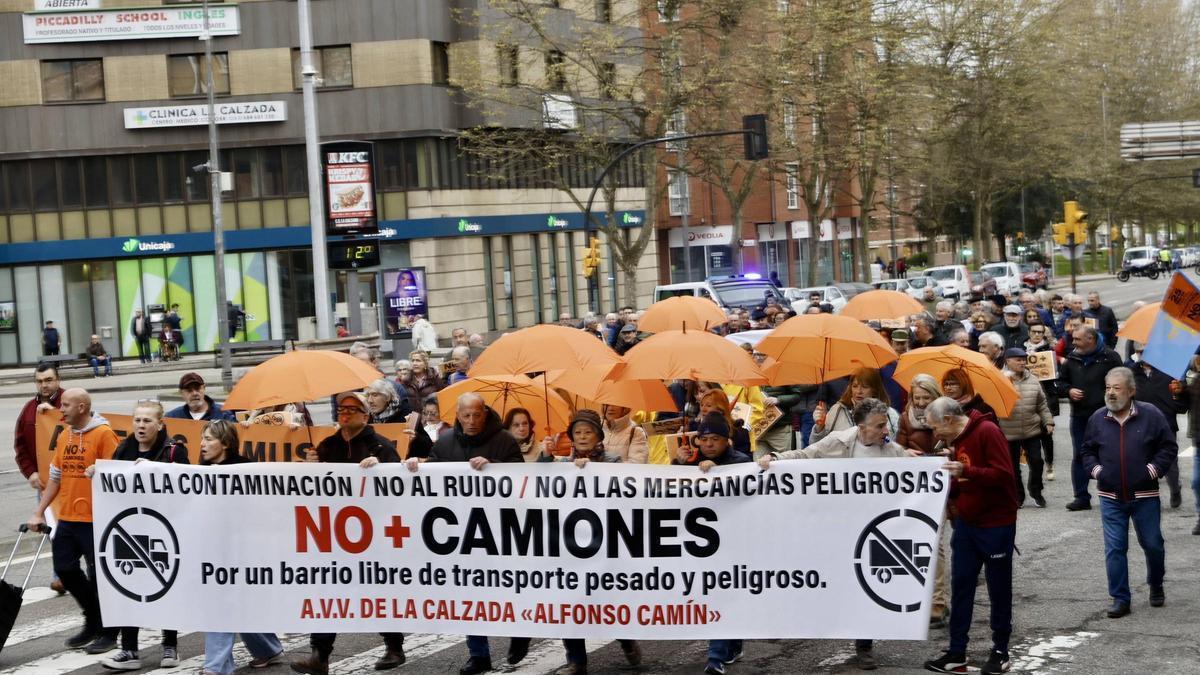 Nueva concentración vecinal contra el tráfico de camiones en el barrio gijonés de La Calzada.