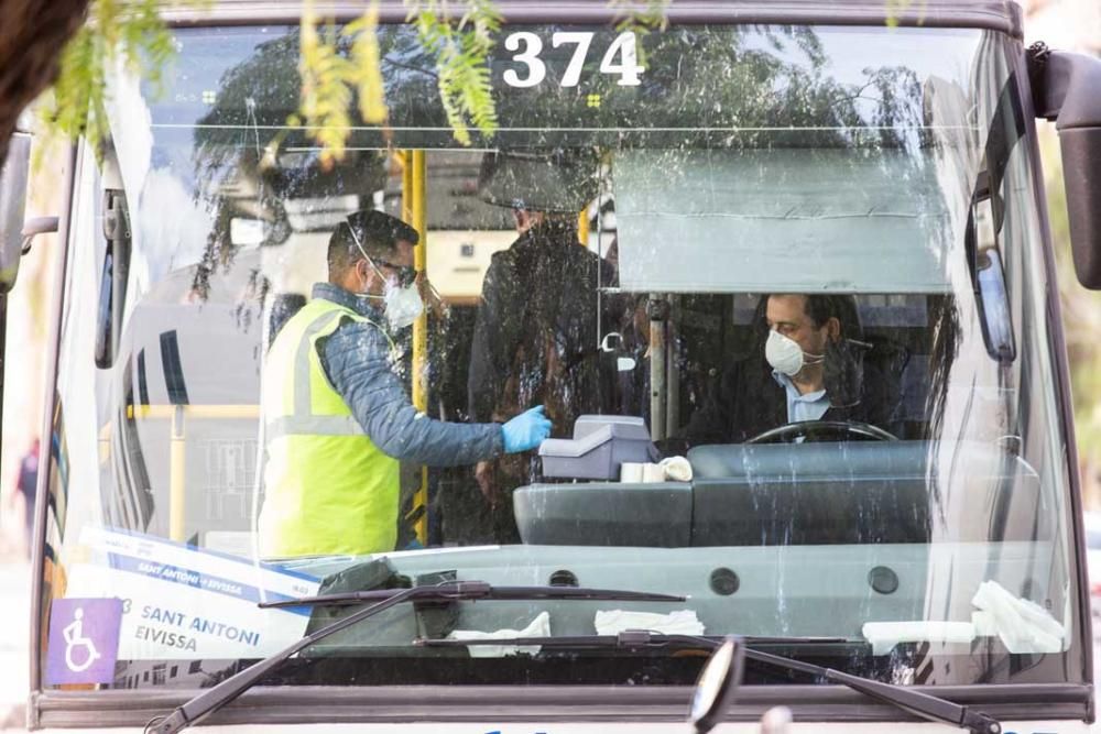 Un usuario sube a un bus en una parada de Ibiza.