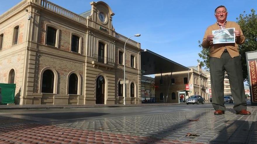 El antiguo obrero de la Vers Francisco Mejías reclama que al menos el frontal vuelva a su emplazamiento original.