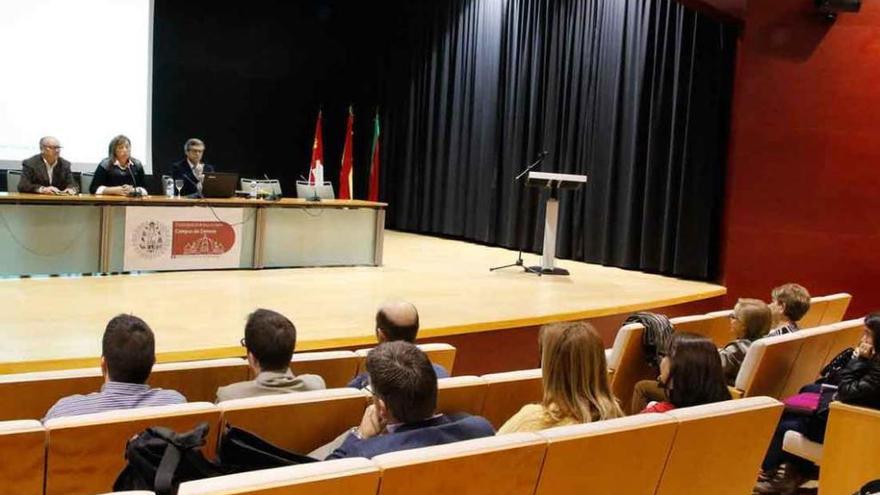 Los participantes, en la inauguración del máster en el salón de actos del Campus Viriato.