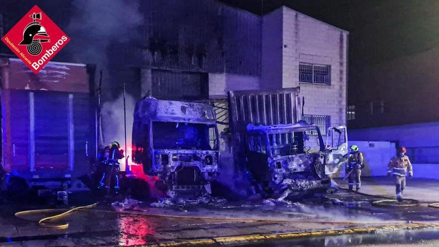 Un incendio quema varios camiones en una fábrica de Ibi durante la madrugada