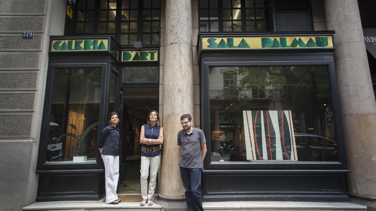Los hermanos Cati, Mariana y Lucas Draper, en una forro de archivo, frente a la galería.