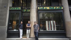 Los hermanos Cati, Mariana y Lucas Draper, en una forro de archivo, frente a la galería.