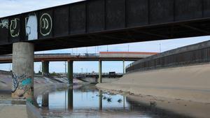 Vista general de un tramo del Río Bravo bajo un puente fronterizo en Ciudad Juárez.