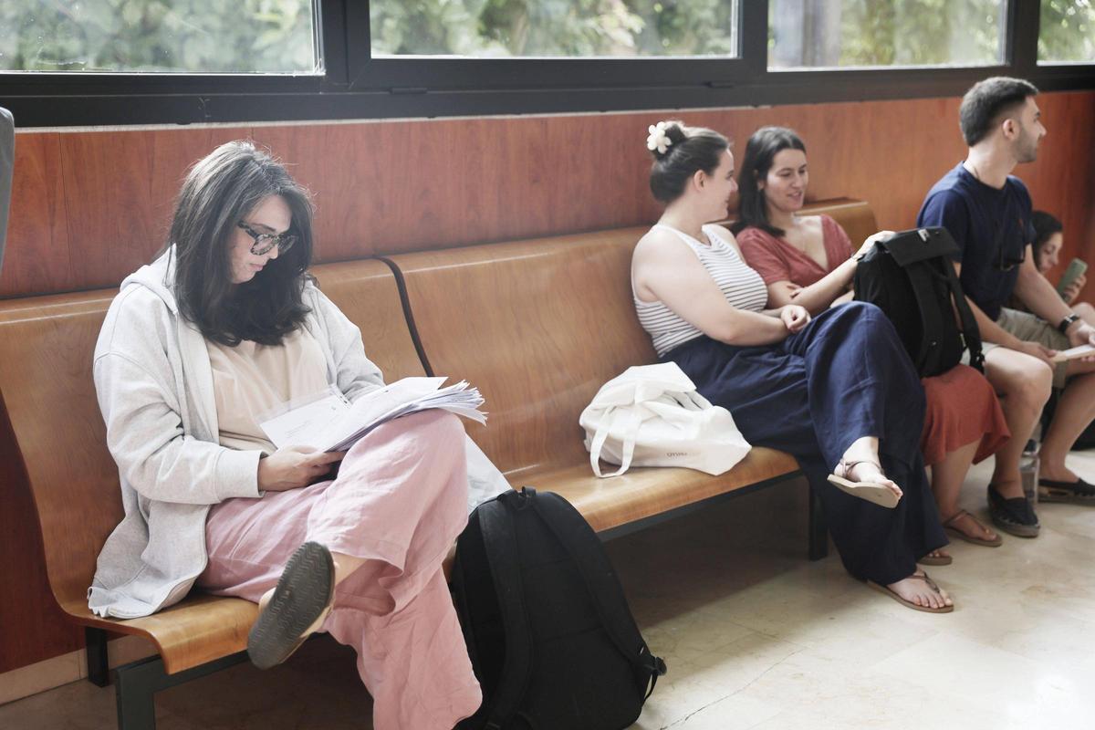 Profesores estudiando minutos antes del inicio de los exámenes de 2025.