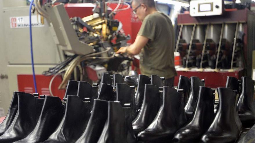 Fabricación de zapatos en una empresa de Elche. | MATÍAS SEGARRA
