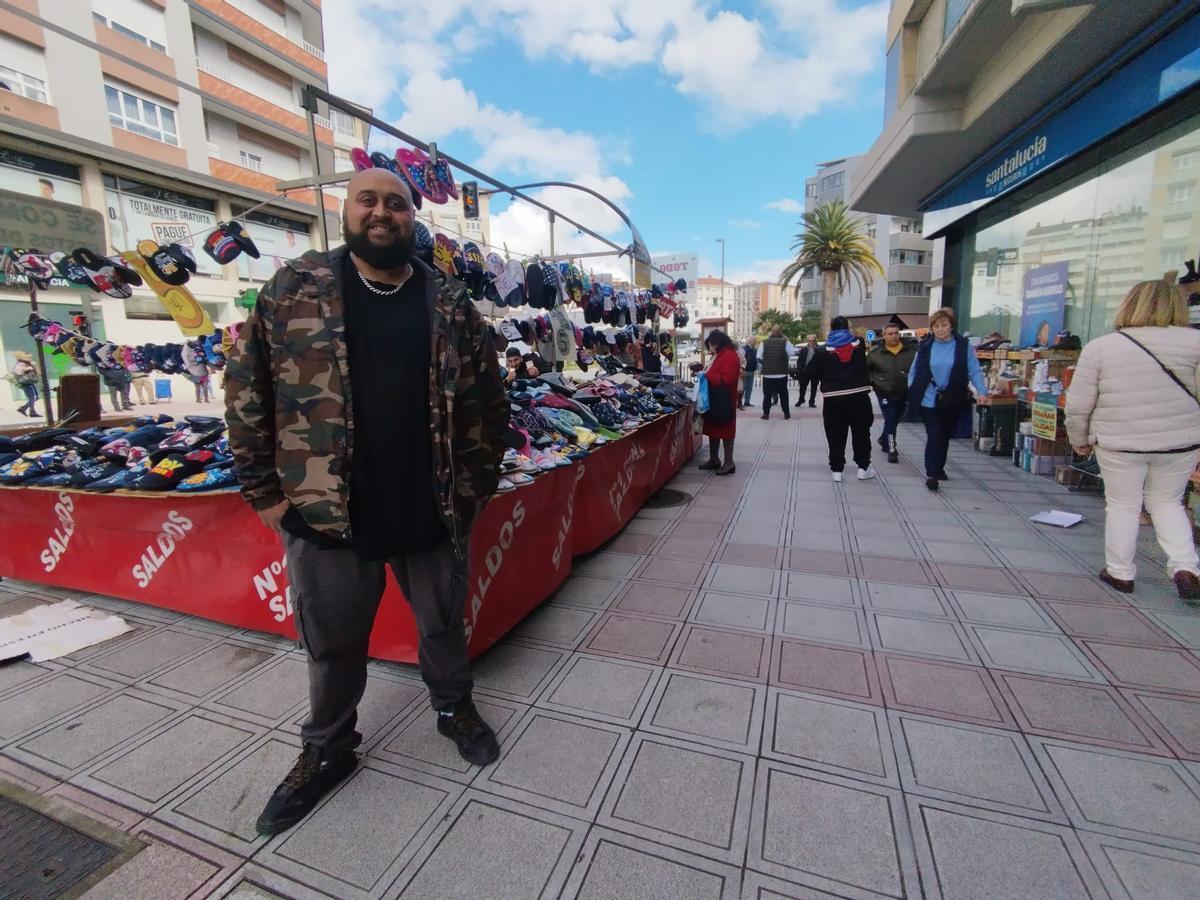 David Gabarri en su puesto del mercado de la Pola.