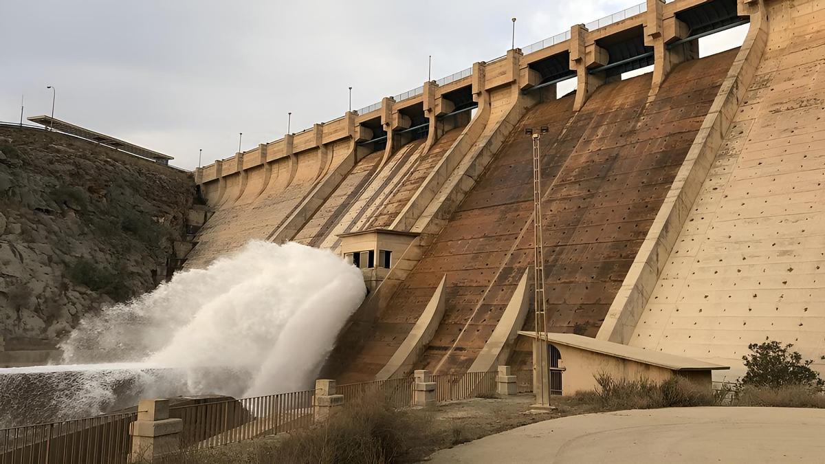 Presa de Santomera con el desagüe de fondo en funcionamiento