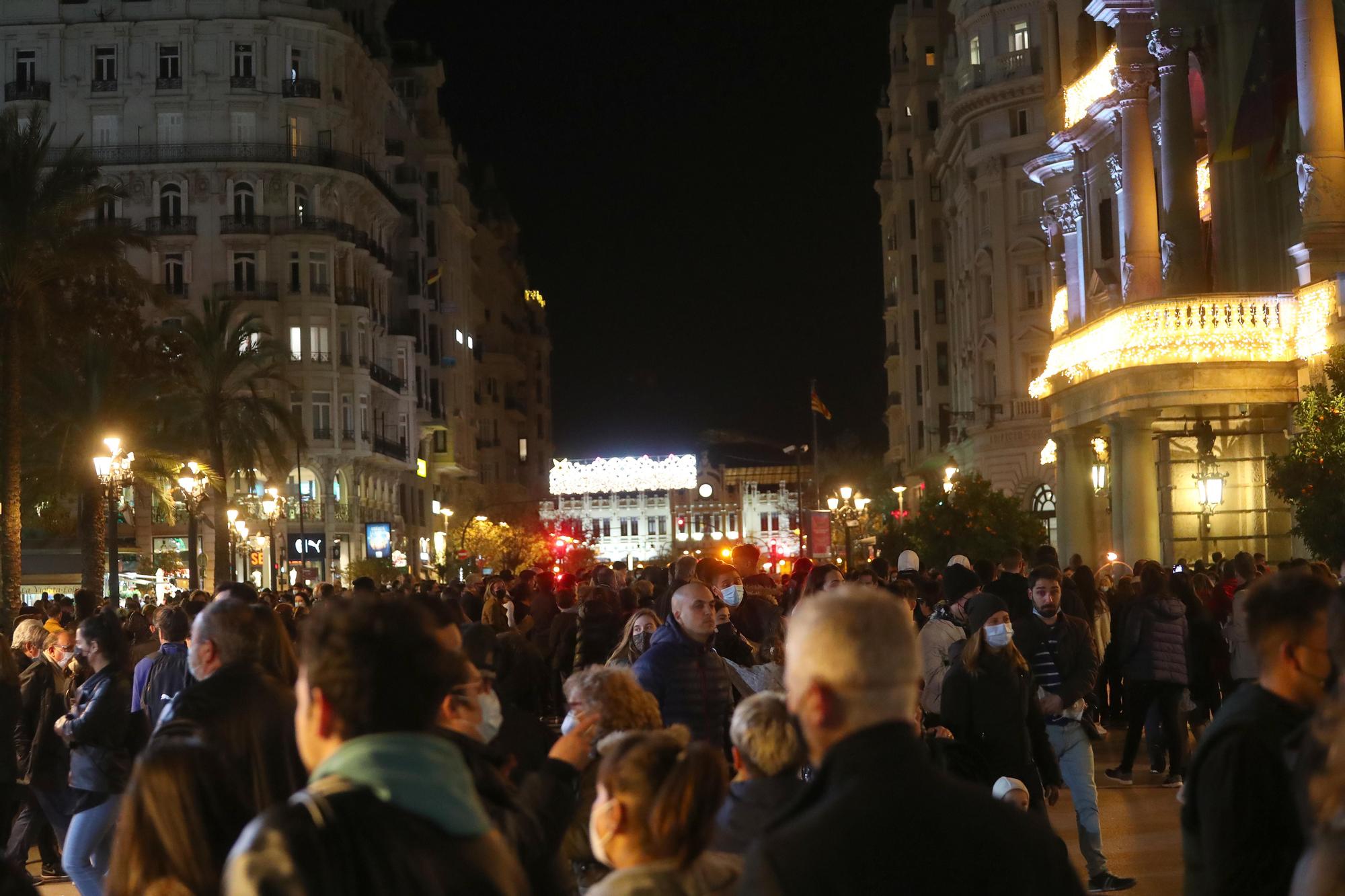 Pista de patinaje y luces de Navidad en la plaza del Ayuntamiento de València