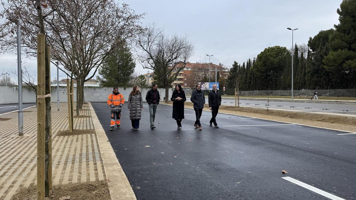 La alcaldesa de Huesca, Lorena Orduna, junto al concejal de Urbanismo y Movilidad, Iván Rodríguez, y técnicos municipales de urbanismo, durante su visita al nuevo aparcamiento disuasorio del paseo Ramón y Cajal