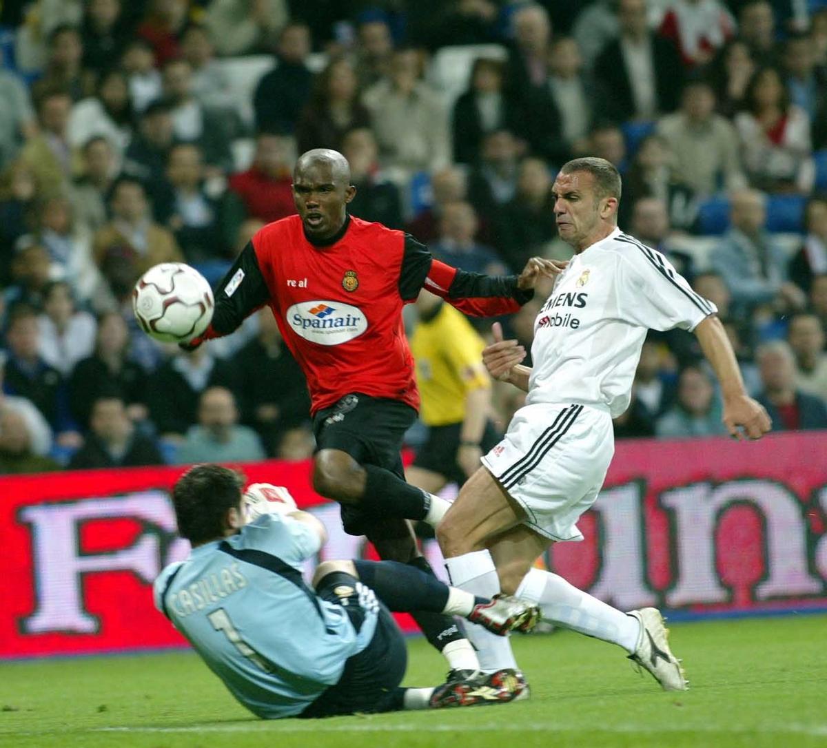 Etoo supera a Casillas en su primer gol ante el Madrid en la temporada 2002/03.