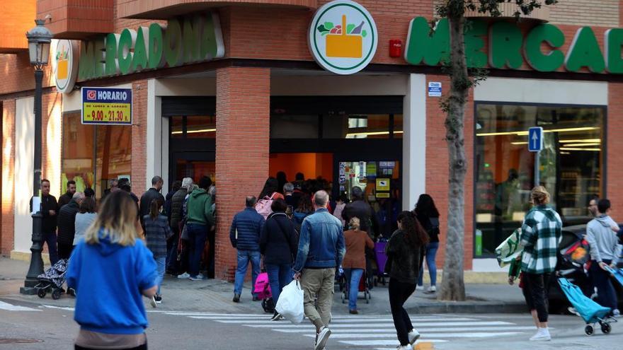 Colas en un Mercadona de València.