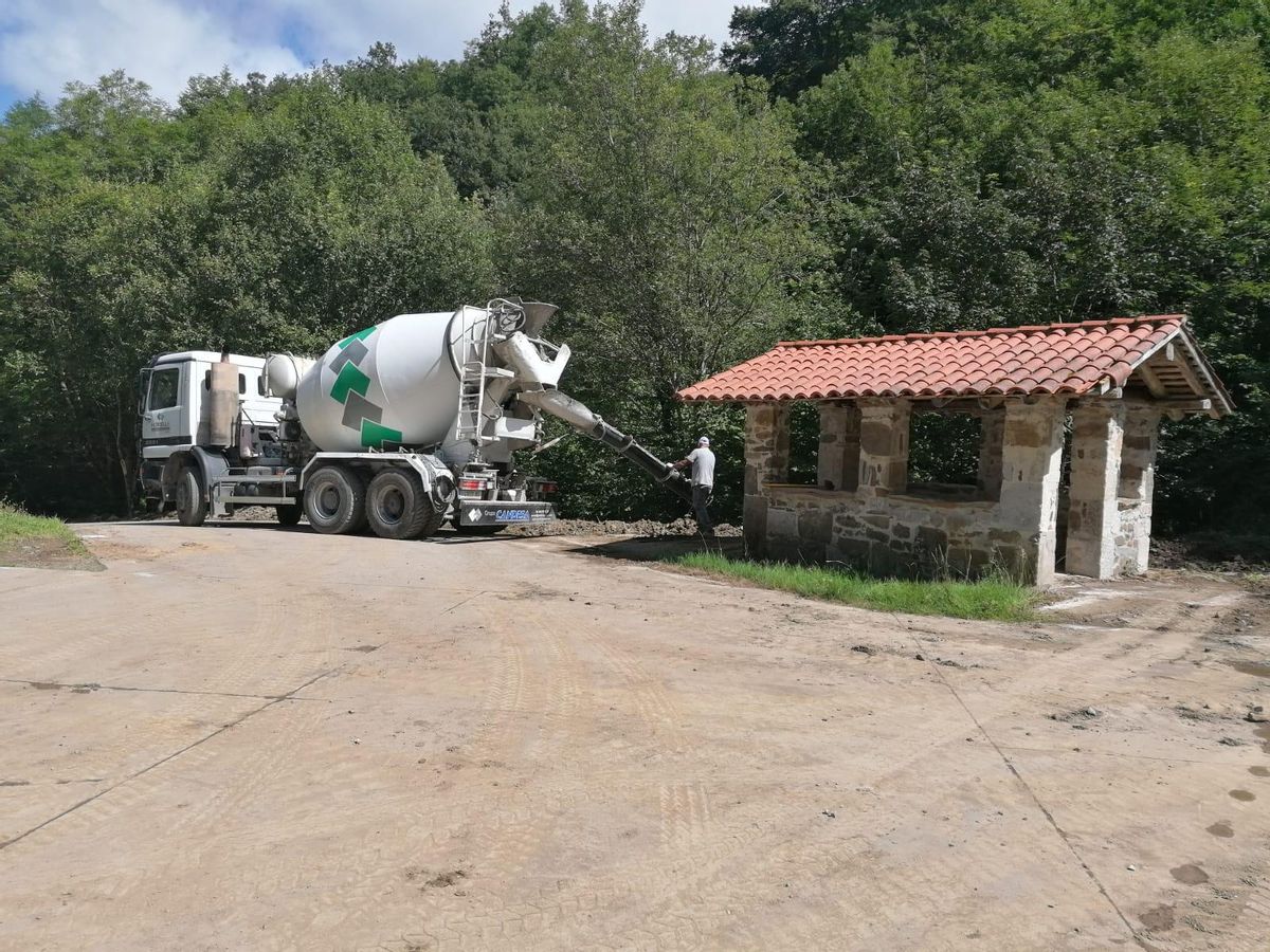 Obras del vallado próximo al punto limpio de Beleño.