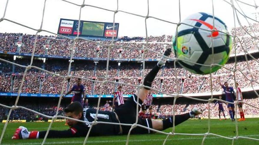 El portero internacional del Athletic Club, Kepa, no puede detener el zurdazo de Messi desde el borde del área que supuso el 2-0.